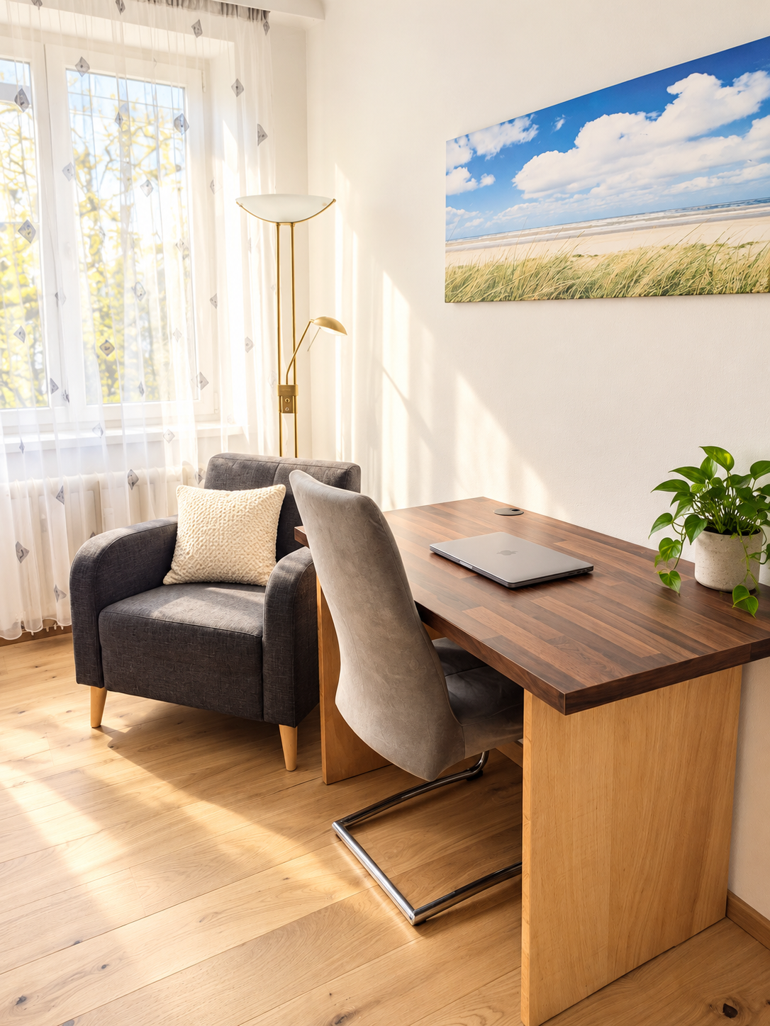 Der freundliche Arbeitsplatz bietet einen praktischen Tisch, einen bequemen Stuhl und viel Tageslicht.