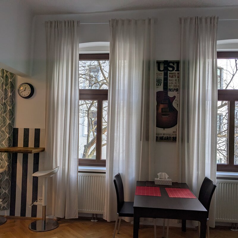 Heller Wohnbereich mit Altbaufenstern – 2-Zimmer Wohnung zur Kurzzeitmiete, Wohnen auf Zeit für 1 bis 6 Monate in Wien
