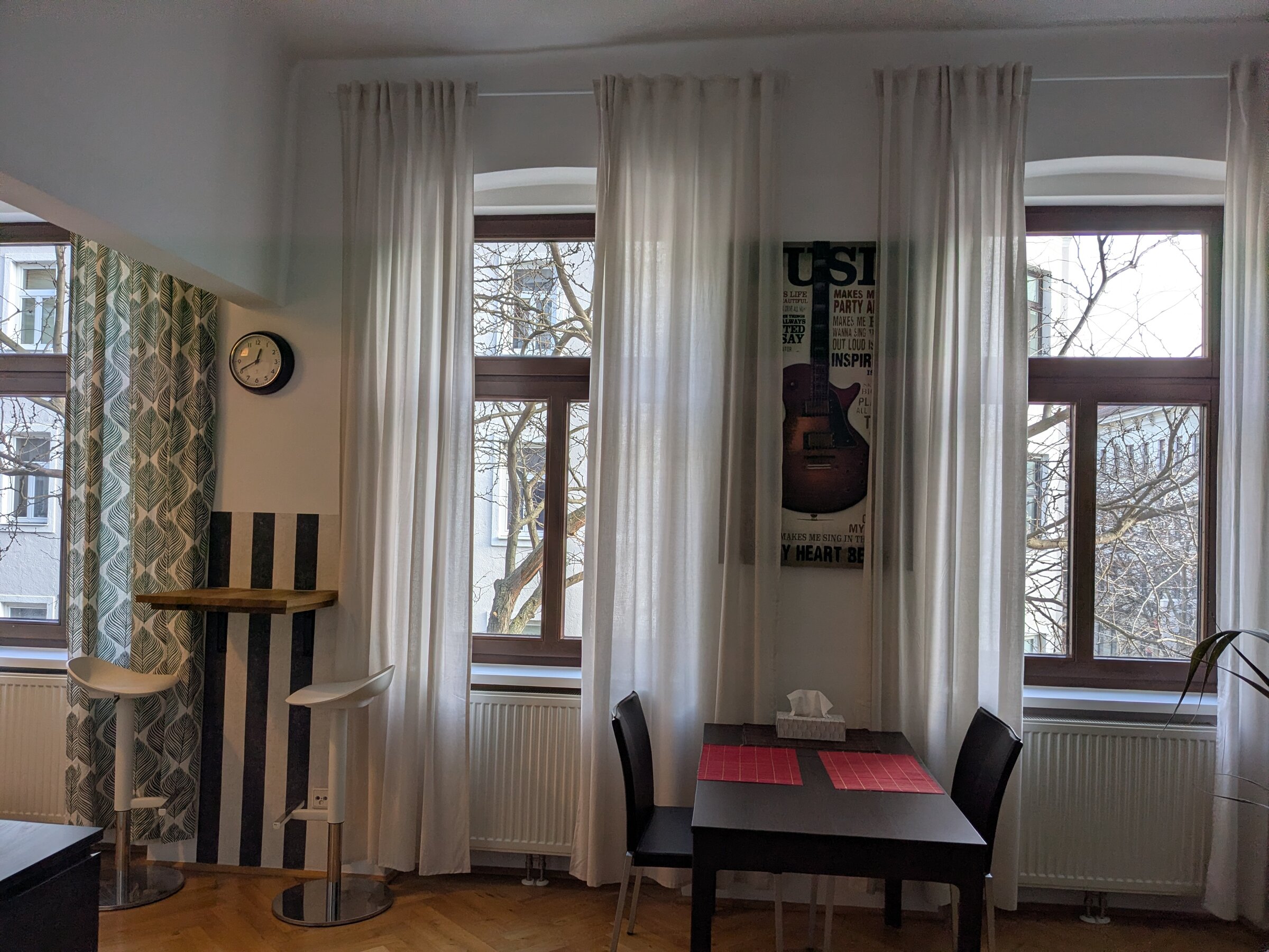 Heller Wohnbereich mit Altbaufenstern – 2-Zimmer Wohnung zur Kurzzeitmiete, Wohnen auf Zeit für 1 bis 6 Monate in Wien