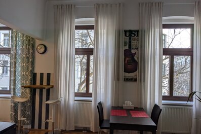 Heller Wohnbereich mit Altbaufenstern – 2-Zimmer Wohnung zur Kurzzeitmiete, Wohnen auf Zeit für 1 bis 6 Monate in Wien