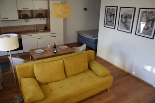 Wohn- und Essbereiche, Küchenzeile und Schlafnische