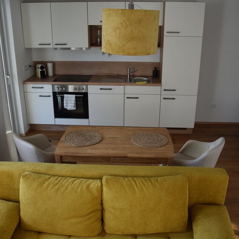 Blick in Essbereich und Küche