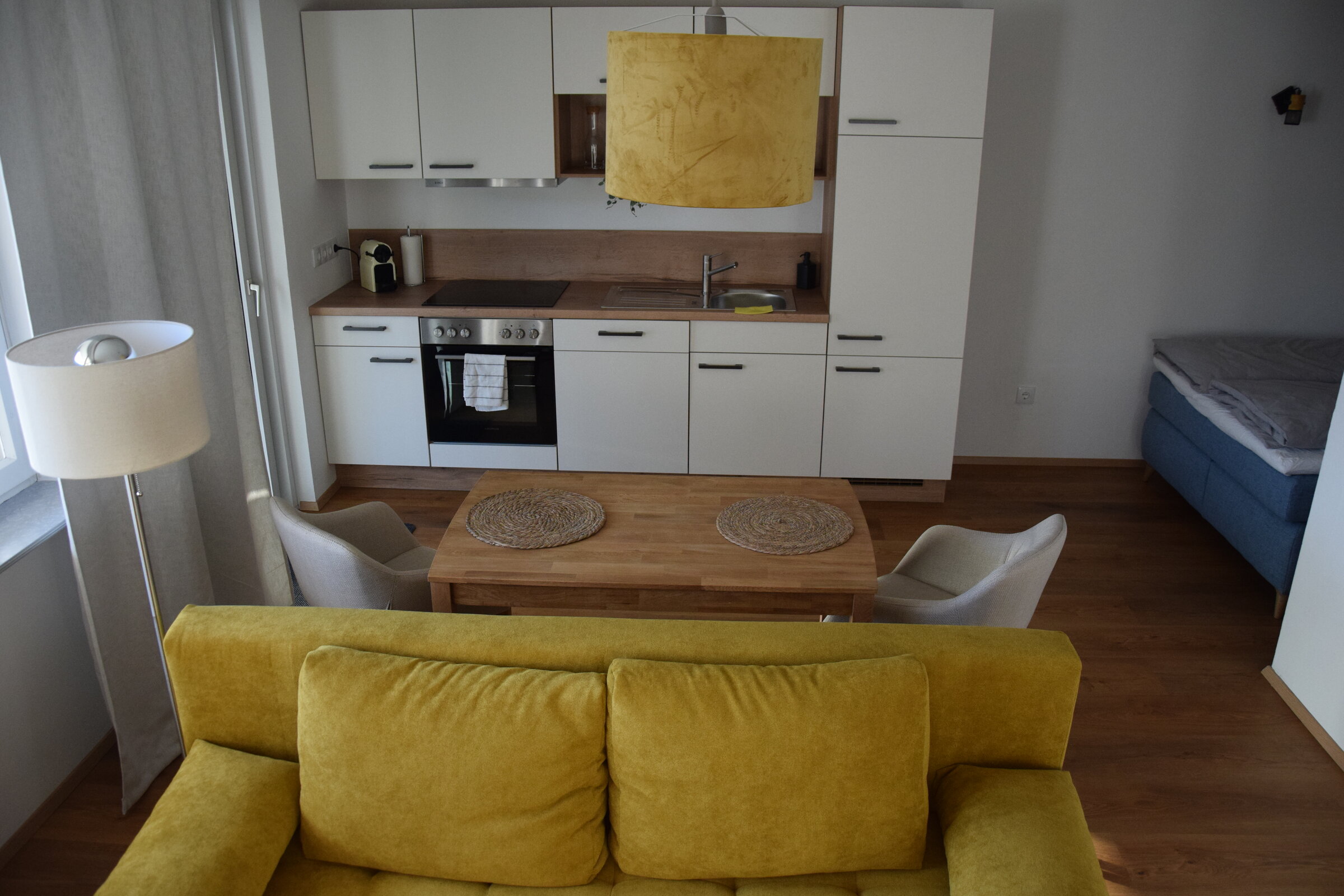 Blick in Essbereich und Küche