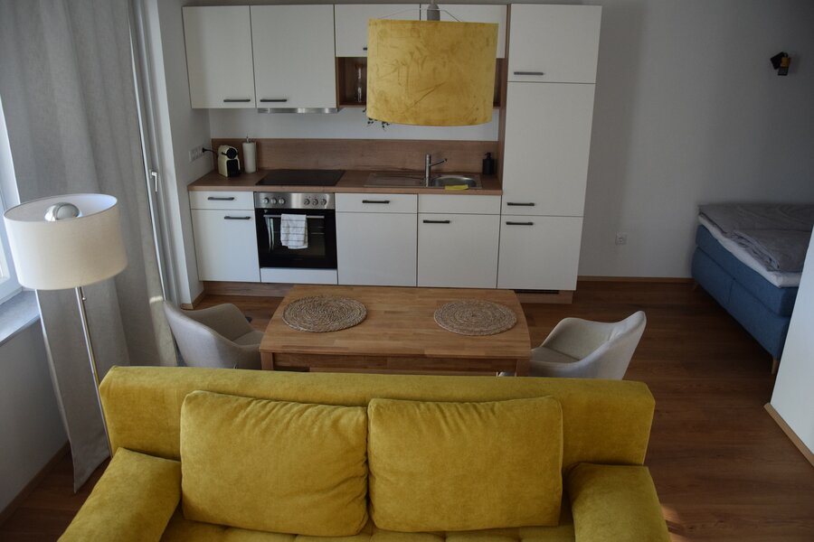 Blick in Essbereich und Küche