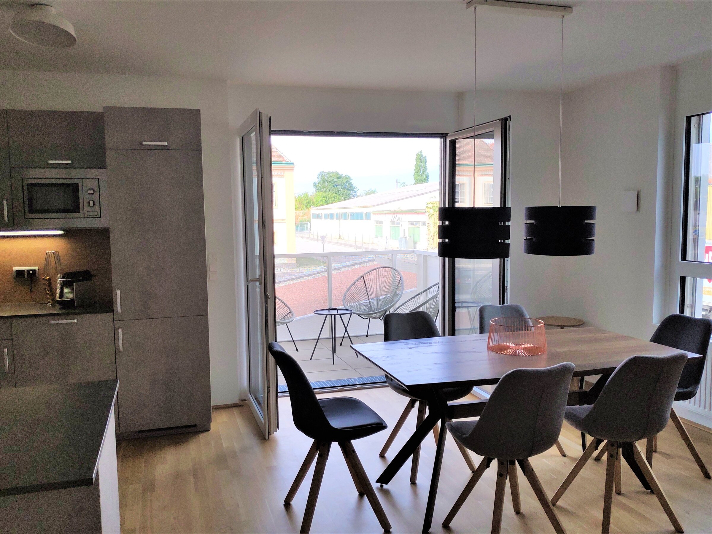 Heller Wohn-Essbereich mit Balkon – 3-Zimmer Wohnung zur Kurzzeitmiete in Schwechat, Wohnen auf Zeit 1–6 Monate | © Richard Haas