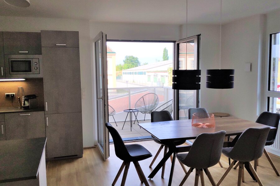 Heller Wohn-Essbereich mit Balkon – 3-Zimmer Wohnung zur Kurzzeitmiete in Schwechat, Wohnen auf Zeit 1–6 Monate | © Richard Haas