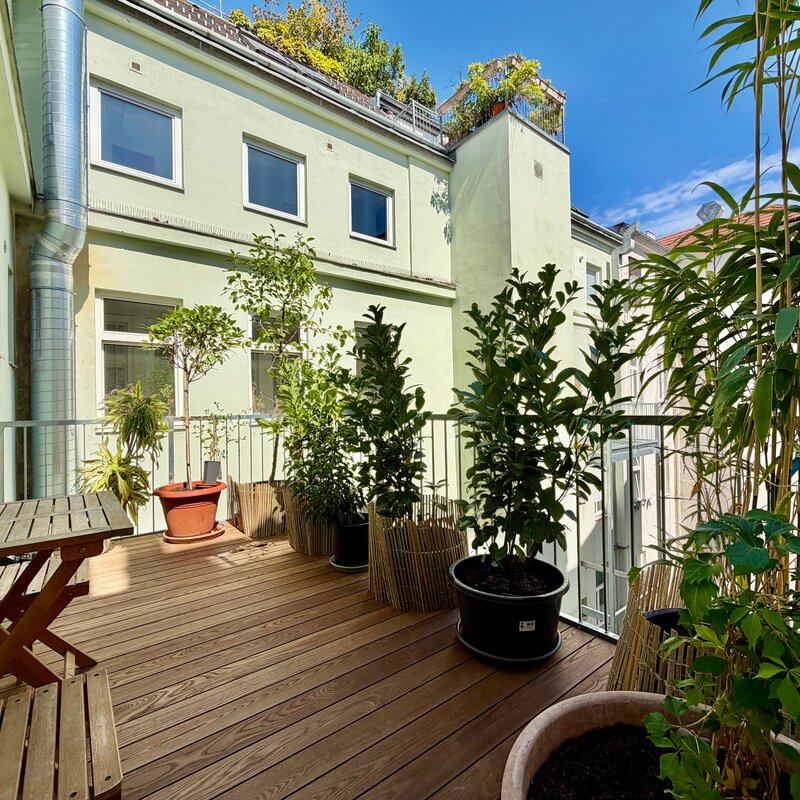 Sonniger Balkon mit Pflanzen: 1-Zimmer Wohnung, Kurzzeitmiete & Wohnen auf Zeit für 1 bis 6 Monate in Wien