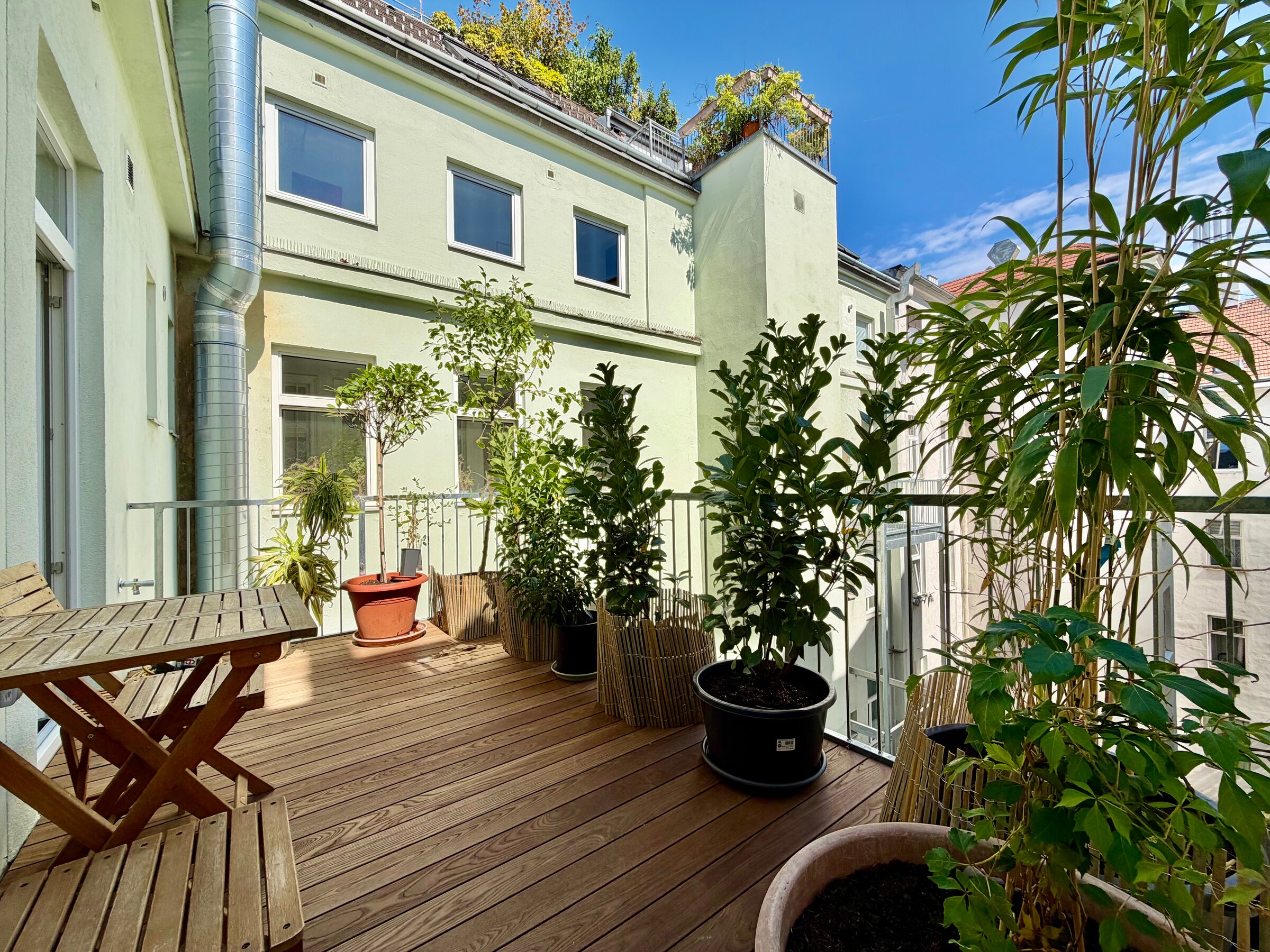 Sonniger Balkon mit Pflanzen: 1-Zimmer Wohnung, Kurzzeitmiete & Wohnen auf Zeit für 1 bis 6 Monate in Wien