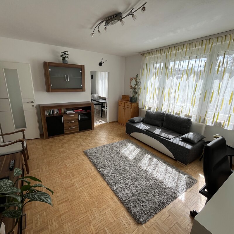 Helles Wohnzimmer mit Parkett & Sofa – 2-Zimmer Wohnung zur Kurzzeitmiete & Wohnen auf Zeit für 1 bis 6 Monate in Gramastetten