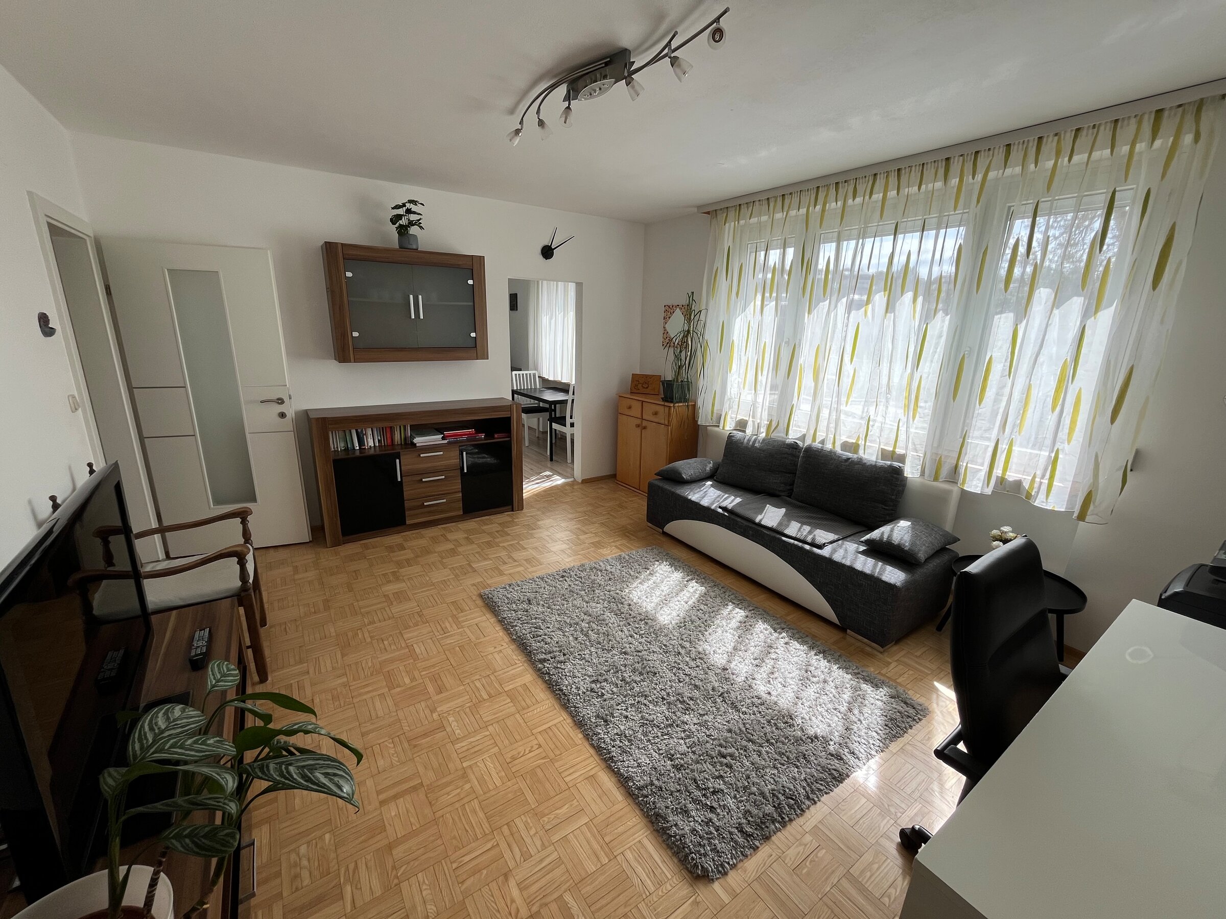 Helles Wohnzimmer mit Parkett & Sofa – 2-Zimmer Wohnung zur Kurzzeitmiete & Wohnen auf Zeit für 1 bis 6 Monate in Gramastetten