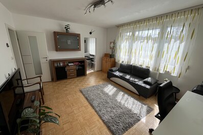 Helles Wohnzimmer mit Parkett & Sofa – 2-Zimmer Wohnung zur Kurzzeitmiete & Wohnen auf Zeit für 1 bis 6 Monate in Gramastetten