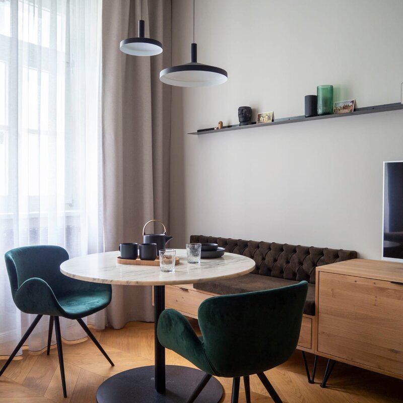 Elegantes Esszimmer mit Marmortisch & Samtsessel – 1-Zimmer Apartment zur Kurzzeitmiete in Wien, 1–6 Monate.
