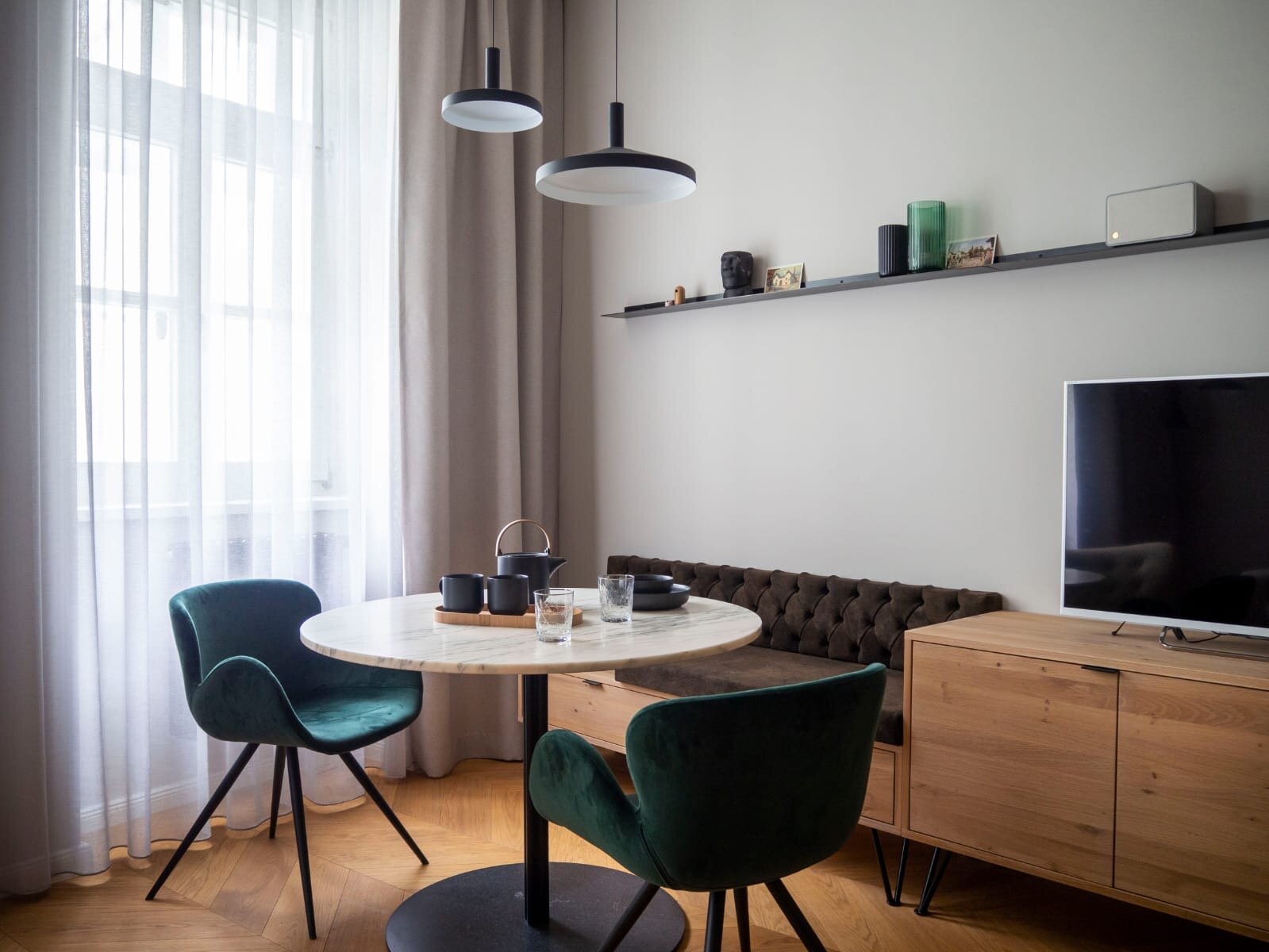 Elegantes Esszimmer mit Marmortisch & Samtsessel – 1-Zimmer Apartment zur Kurzzeitmiete in Wien, 1–6 Monate.