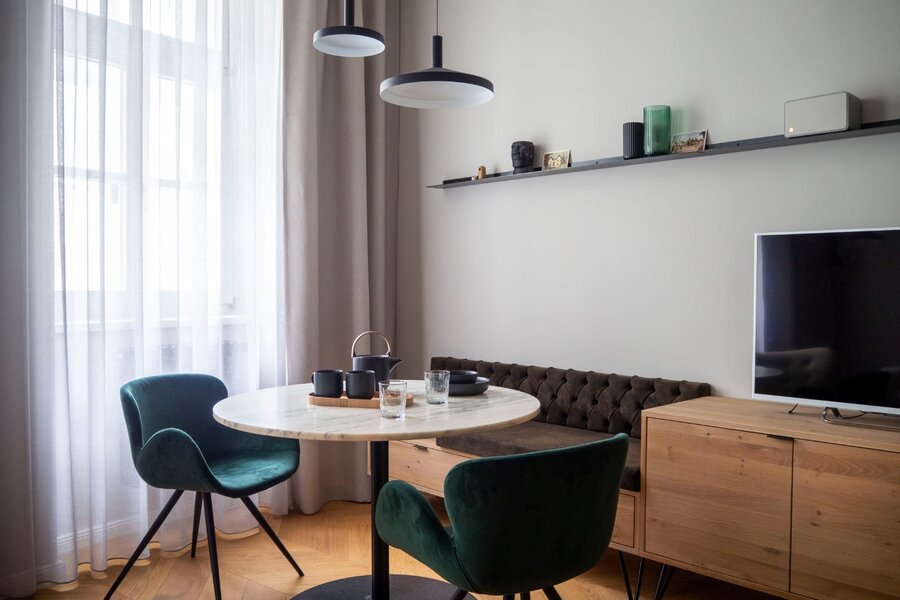 Elegantes Esszimmer mit Marmortisch & Samtsessel – 1-Zimmer Apartment zur Kurzzeitmiete in Wien, 1–6 Monate.