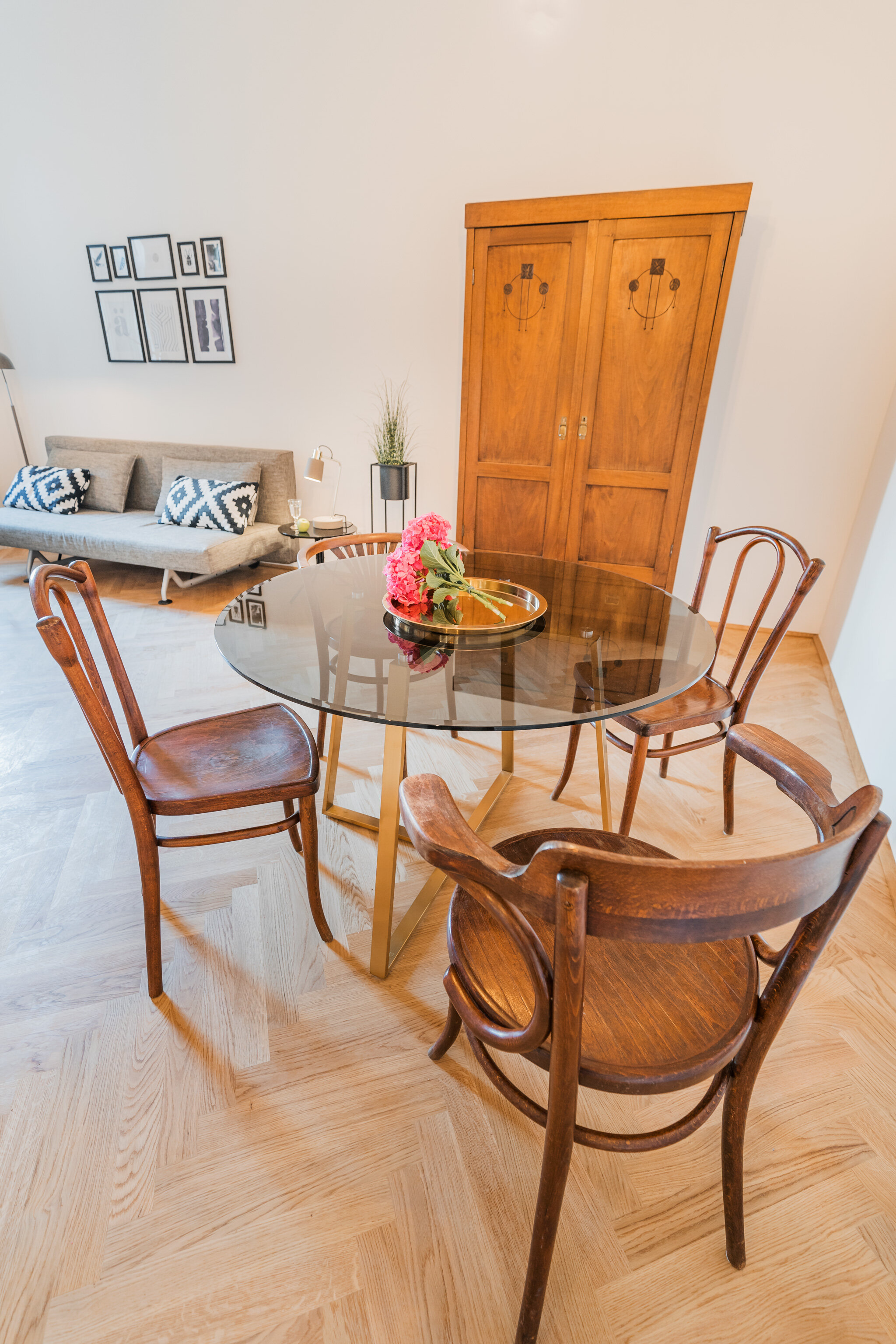 TABLE WITH TRADITIONAL THONET CHAIRS