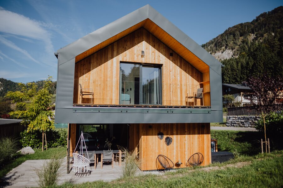 Modern wooden house with balcony & mountain view – short-term rental & temporary housing for 1 to 6 months in Scheffau