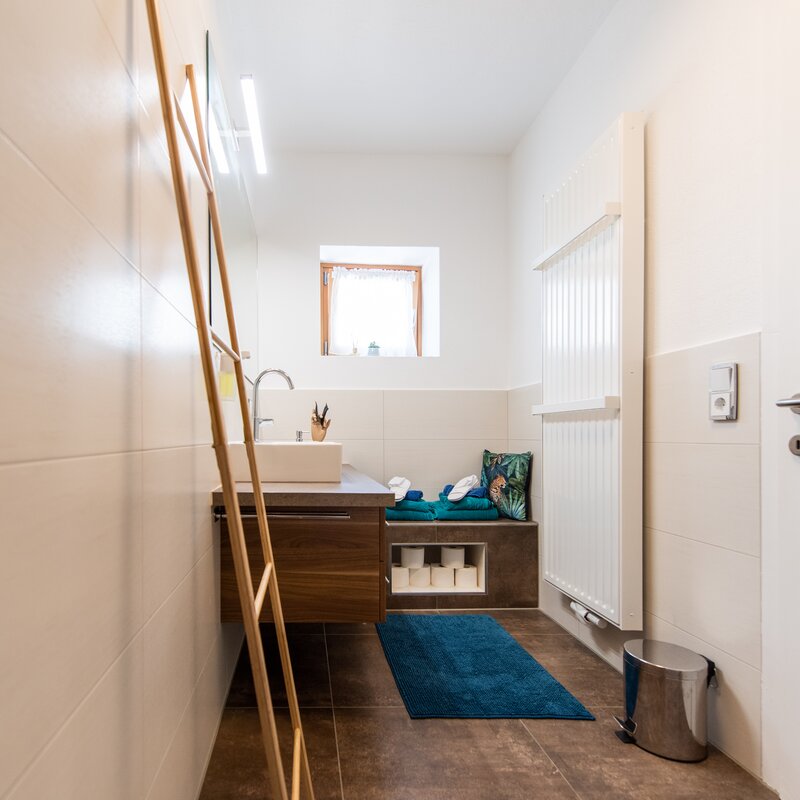 renoviert, mit Föhn und Handtücher | © Karin Lohberger