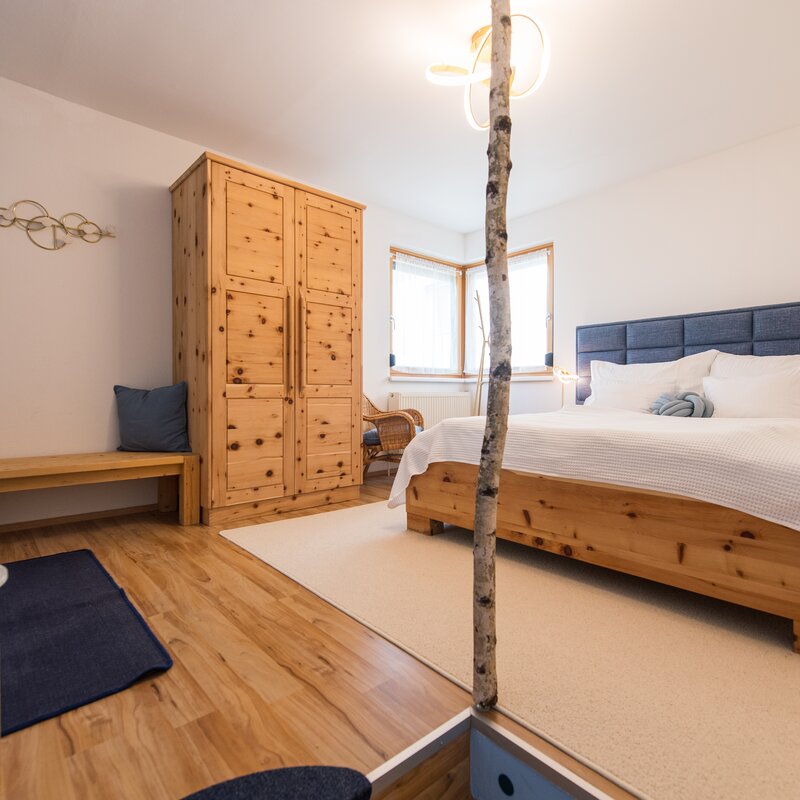 mit Zirbenmöbel und hochwertiger Matrazte | © Karin Lohberger