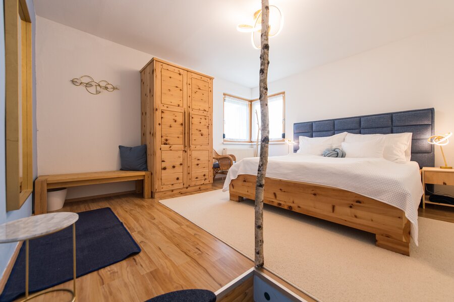 mit Zirbenmöbel und hochwertiger Matrazte | © Karin Lohberger