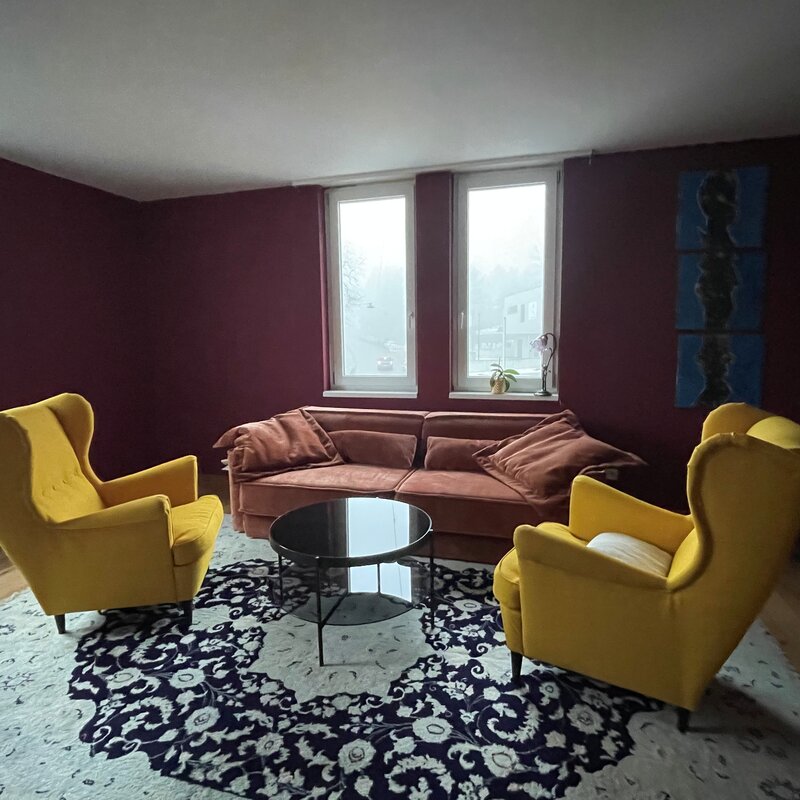 Gemütliches Wohnzimmer mit Samtsofa & Ohrensesseln – 3-Zimmer Wohnung, Kurzzeitmiete Wien, Wohnen auf Zeit für 1 bis 6 Monate