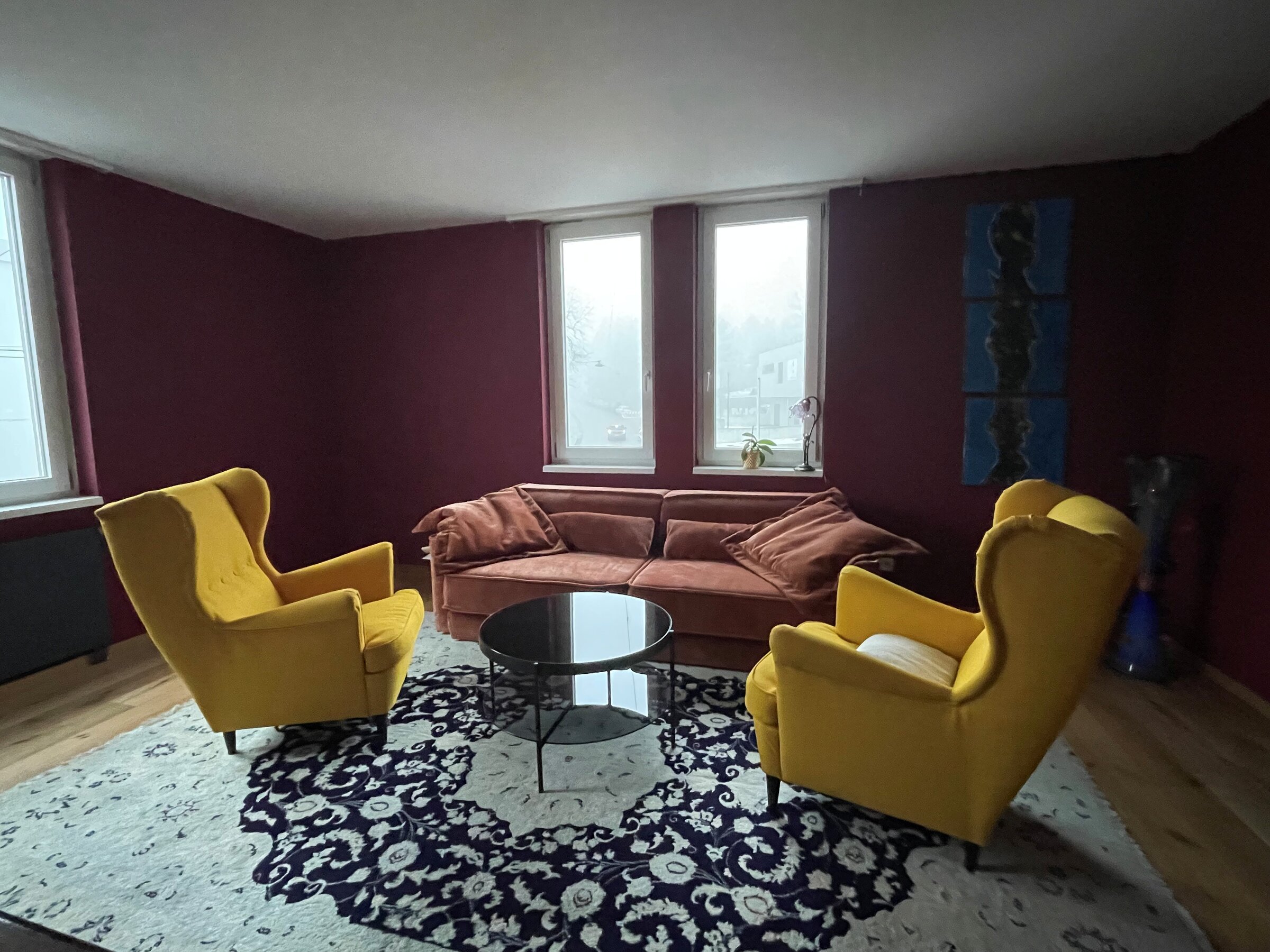 Gemütliches Wohnzimmer mit Samtsofa & Ohrensesseln – 3-Zimmer Wohnung, Kurzzeitmiete Wien, Wohnen auf Zeit für 1 bis 6 Monate