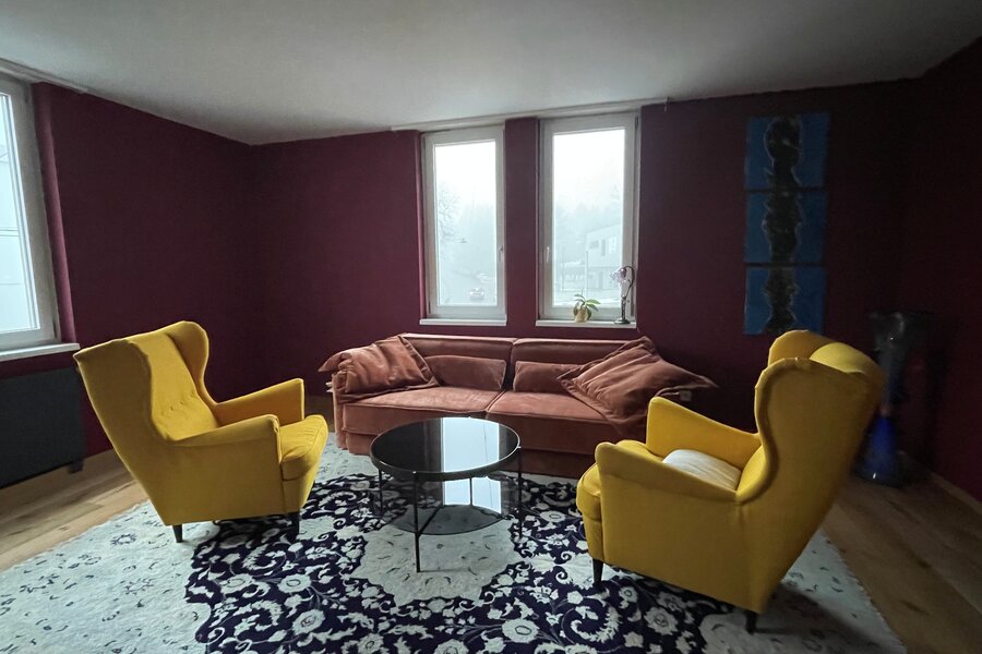 Gemütliches Wohnzimmer mit Samtsofa & Ohrensesseln – 3-Zimmer Wohnung, Kurzzeitmiete Wien, Wohnen auf Zeit für 1 bis 6 Monate