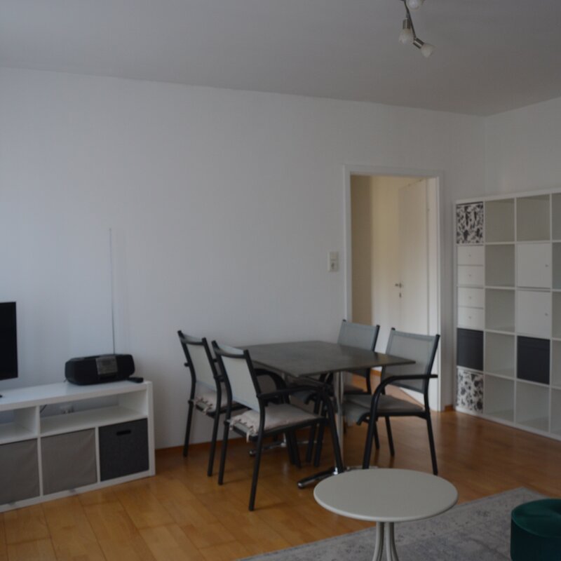 Wohnzimmer mit Sofa, Esstisch, TV