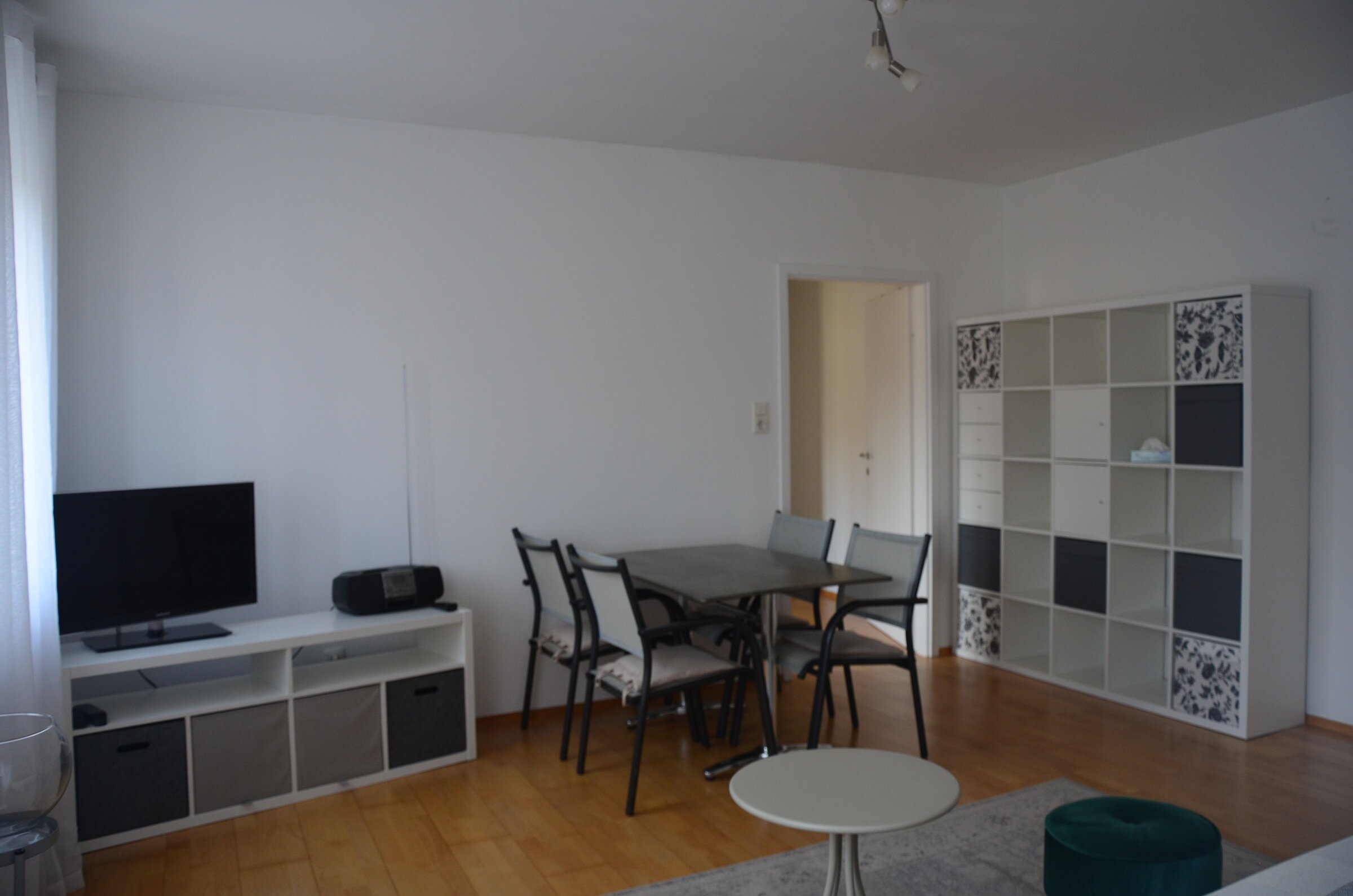 Wohnzimmer mit Sofa, Esstisch, TV