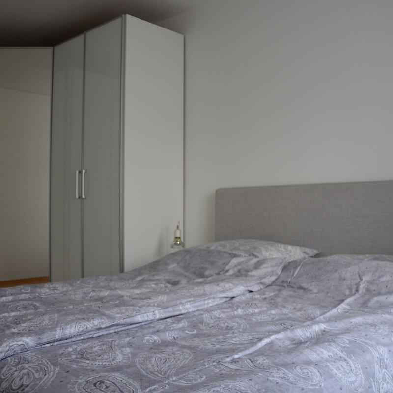 Bett und großer Eckschrank