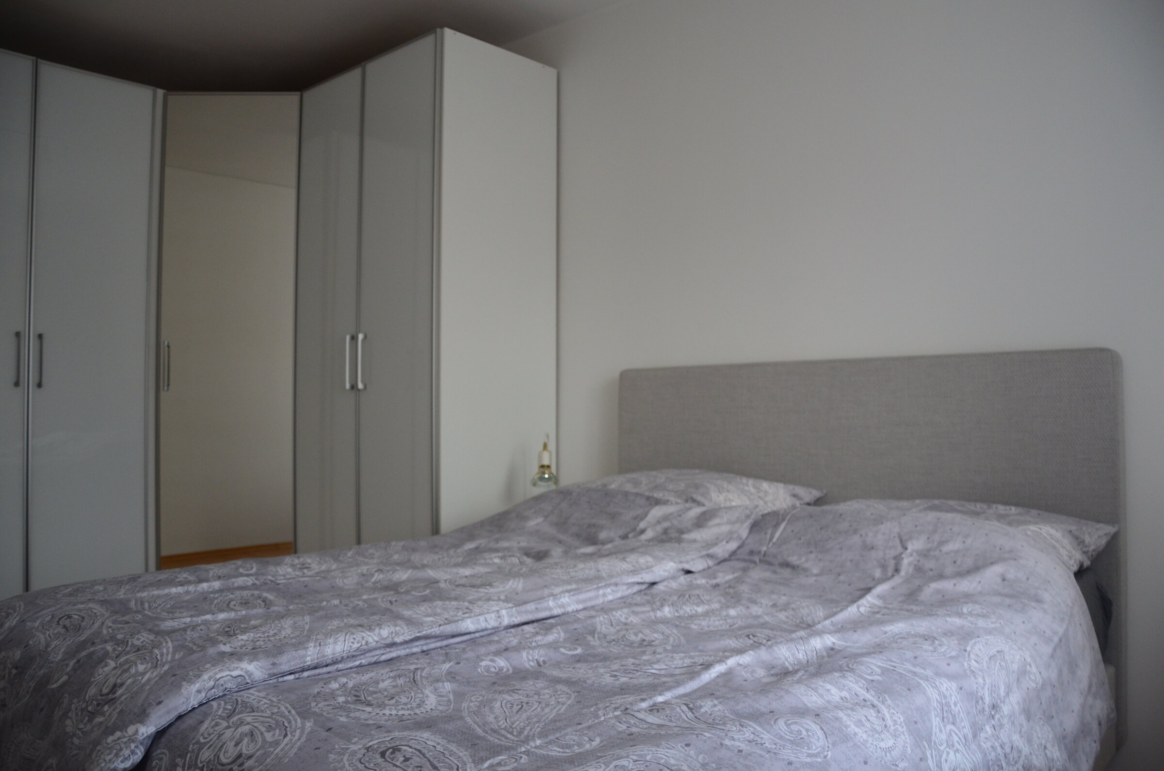 Bett und großer Eckschrank