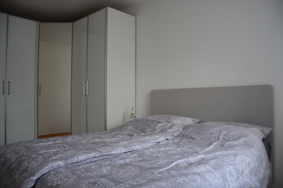Bett und großer Eckschrank