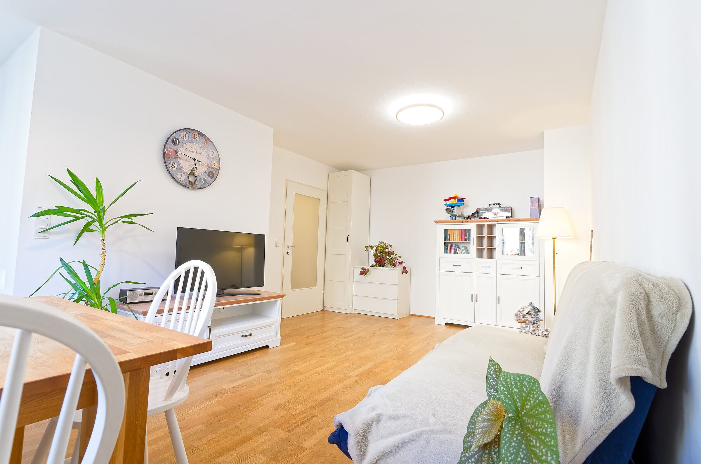 Wonzimmer von Fenster zu Tür