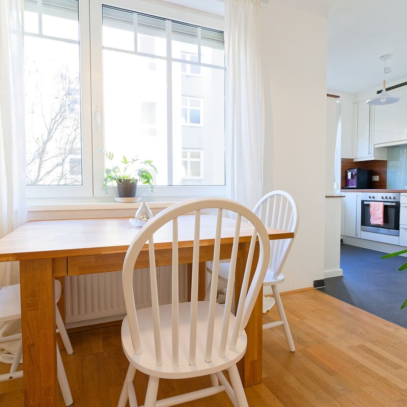 Essplatz im Wohnzimmer gleich neben der Küche