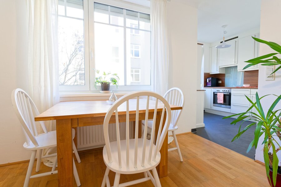 Essplatz im Wohnzimmer gleich neben der Küche