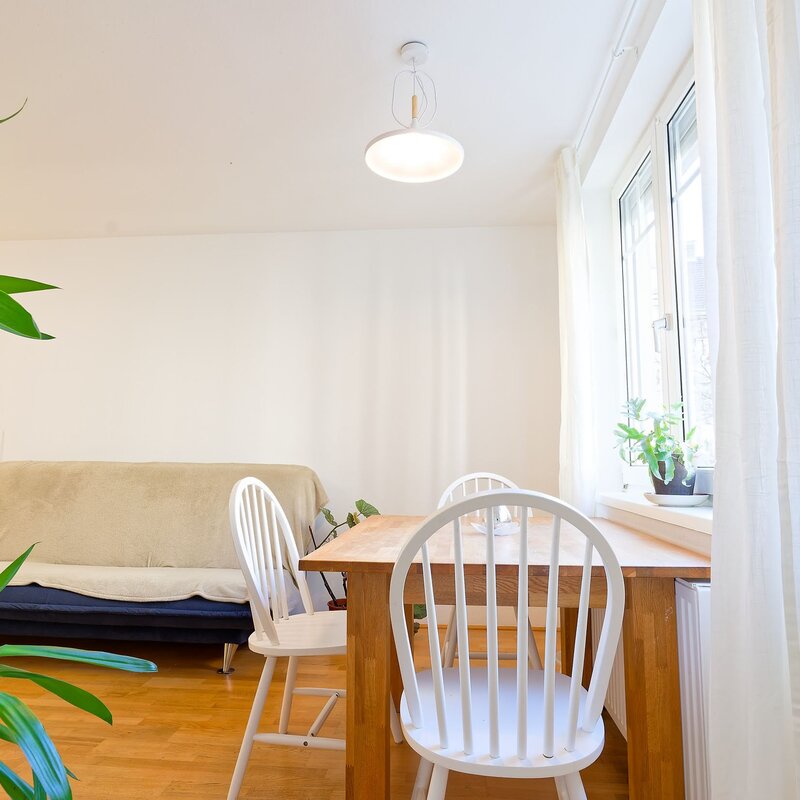 Blick von der Küche ins Wohnzimmer