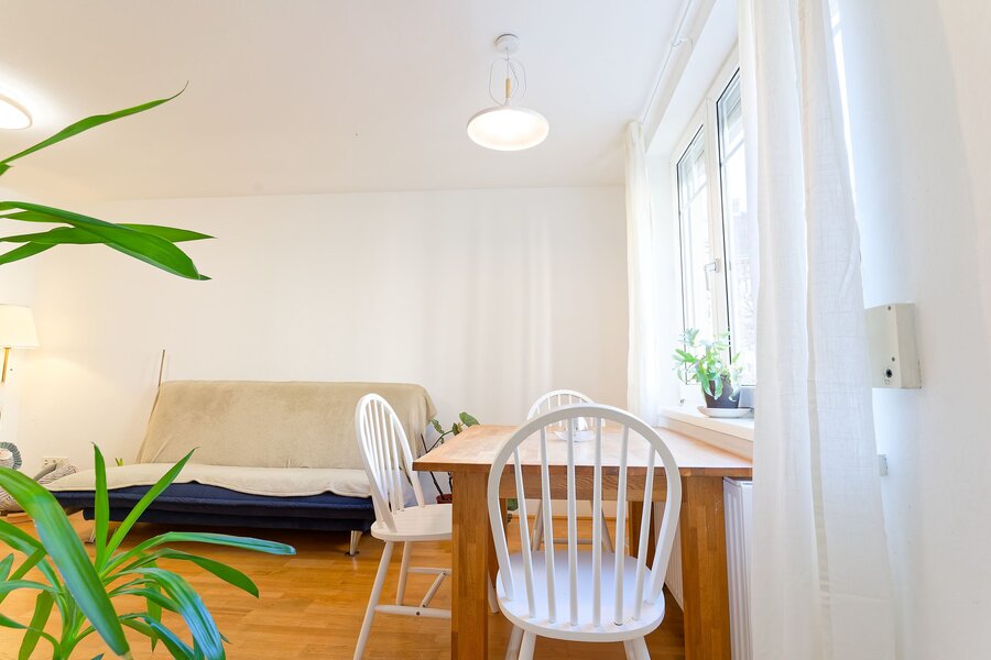 Blick von der Küche ins Wohnzimmer