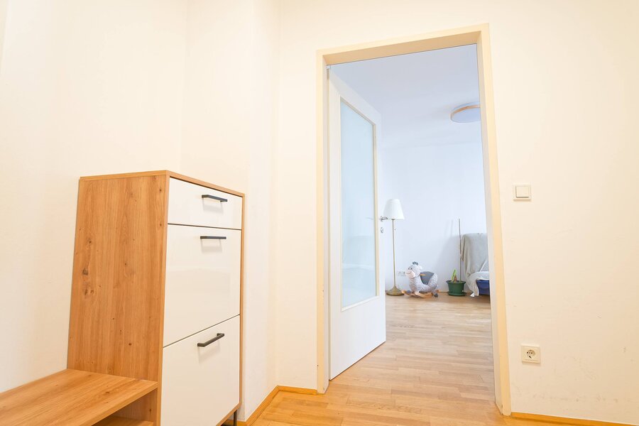 Vorraum mit Blick ins Wohnzimmer