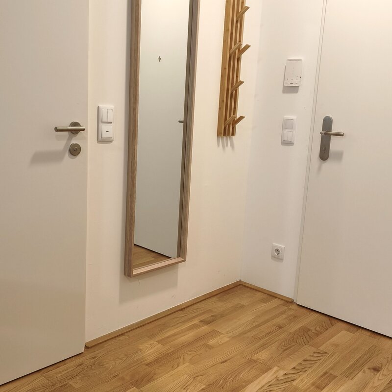 Eingangsbereich mit Garderobe und Spiegel – praktisch und funktional gestaltet. | © Greta Stoyanova
