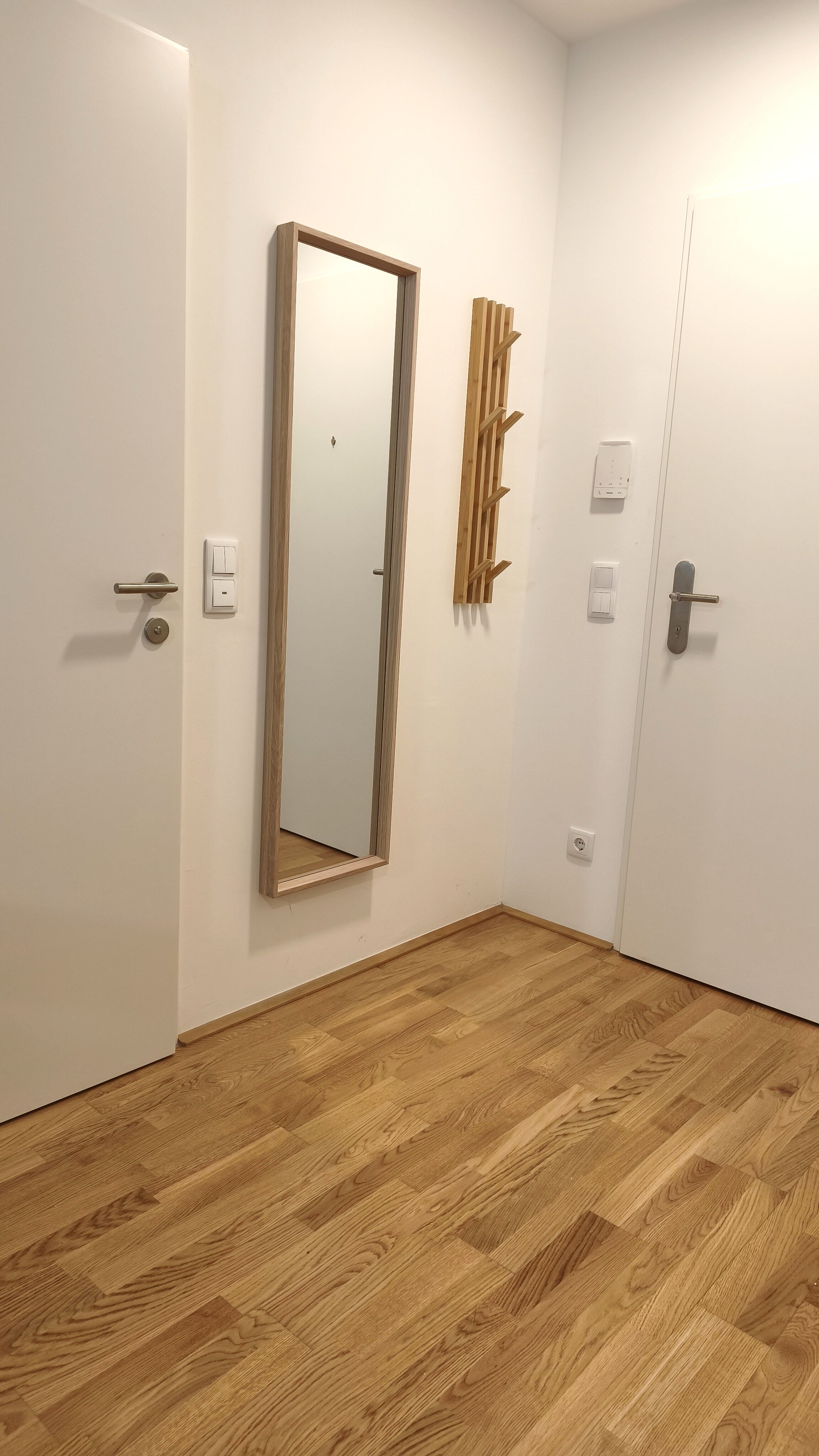 Eingangsbereich mit Garderobe und Spiegel – praktisch und funktional gestaltet. | © Greta Stoyanova