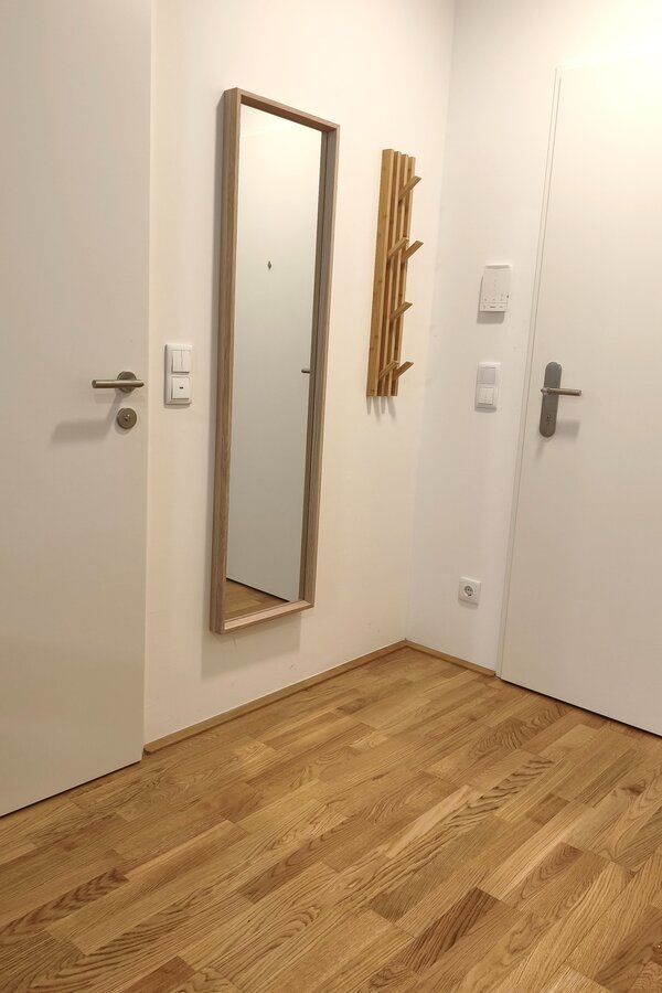 Eingangsbereich mit Garderobe und Spiegel – praktisch und funktional gestaltet. | © Greta Stoyanova