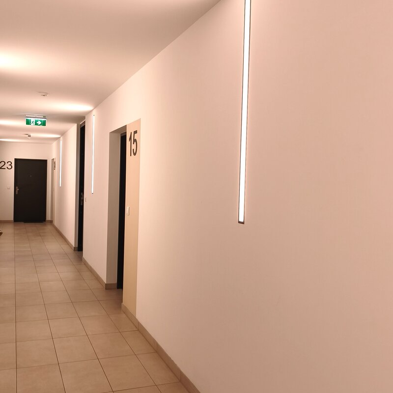 Gepflegtes, modernes Stiegenhaus mit klarer Architektur und angenehmer Atmosphäre. | © Greta Stoyanova