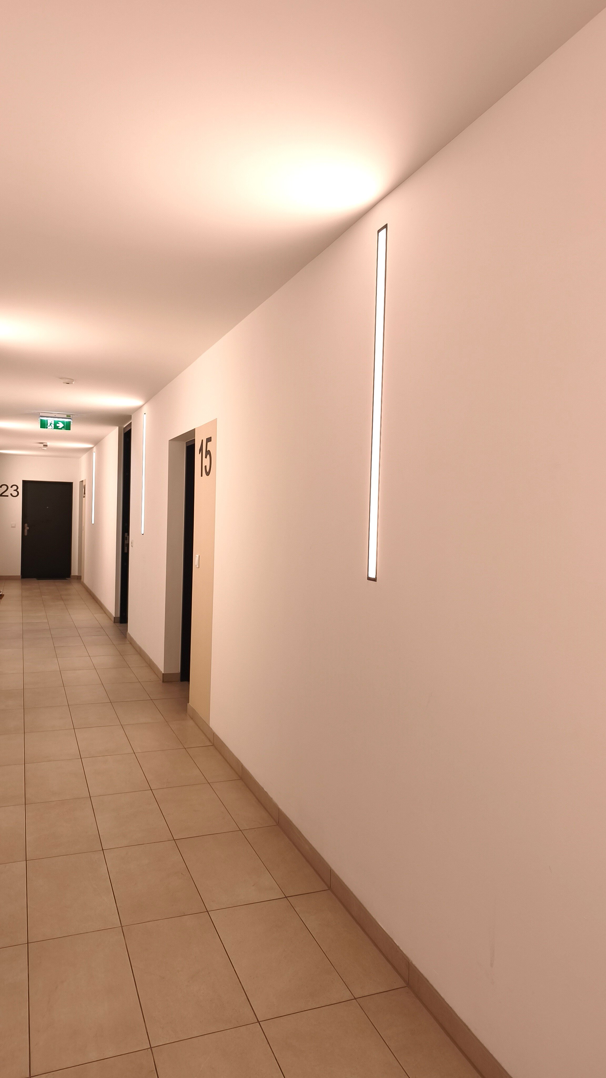 Gepflegtes, modernes Stiegenhaus mit klarer Architektur und angenehmer Atmosphäre. | © Greta Stoyanova