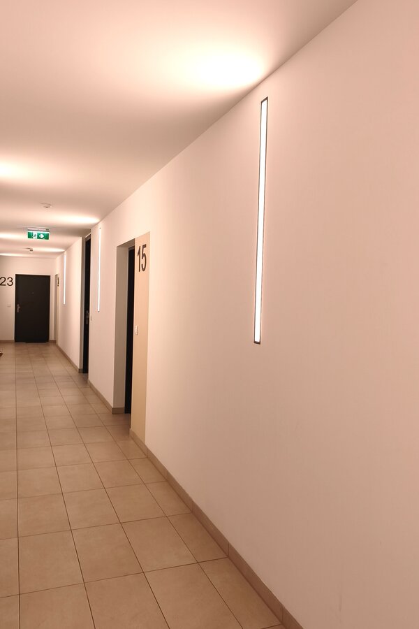 Gepflegtes, modernes Stiegenhaus mit klarer Architektur und angenehmer Atmosphäre. | © Greta Stoyanova