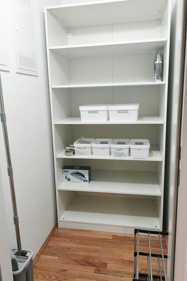 Separater Abstellraum mit zusätzlichem Stauraum für eine komfortable und organisierte Nutzung der Wohnung. | © Greta Stoyanova