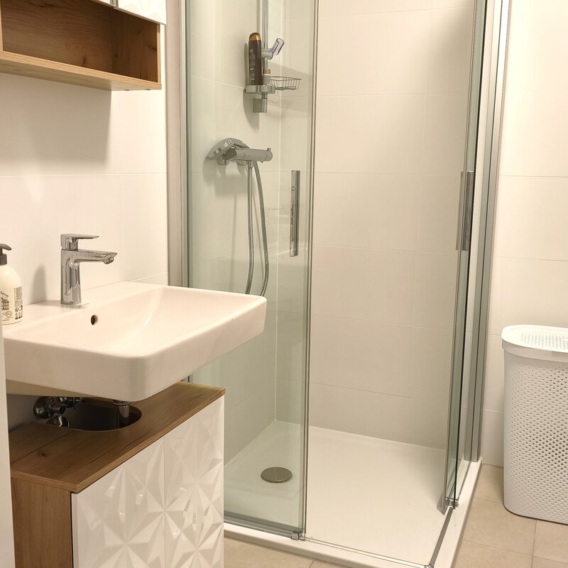 Hochwertige Ausstattung mit moderner Dusche und stilvollen Armaturen. | © Greta Stoyanova