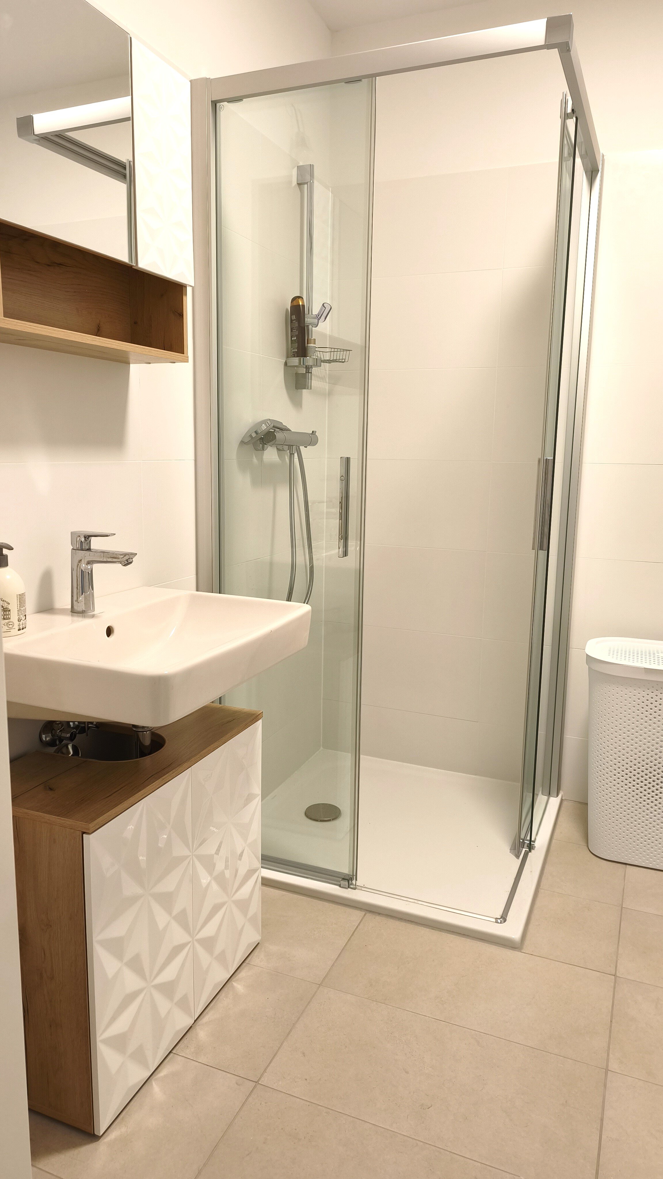 Hochwertige Ausstattung mit moderner Dusche und stilvollen Armaturen. | © Greta Stoyanova