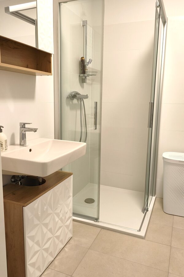 Hochwertige Ausstattung mit moderner Dusche und stilvollen Armaturen. | © Greta Stoyanova