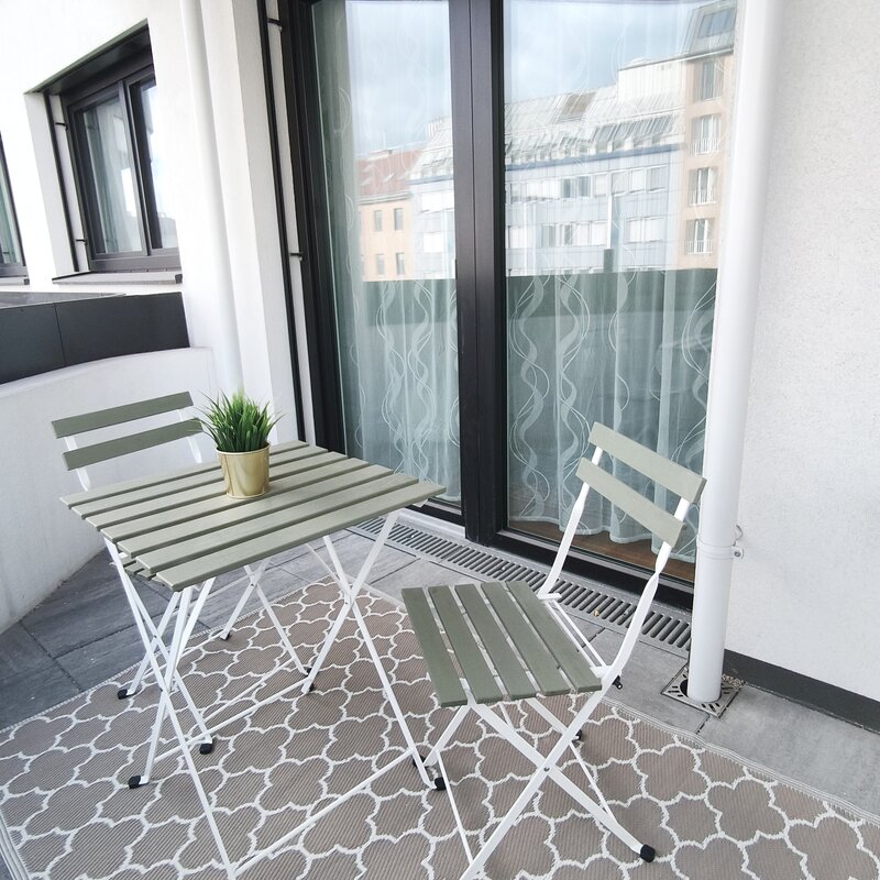 Gemütlicher Balkon mit Sitzgelegenheit – ideal für entspannte Stunden im Freien. | © Greta Stoyanova