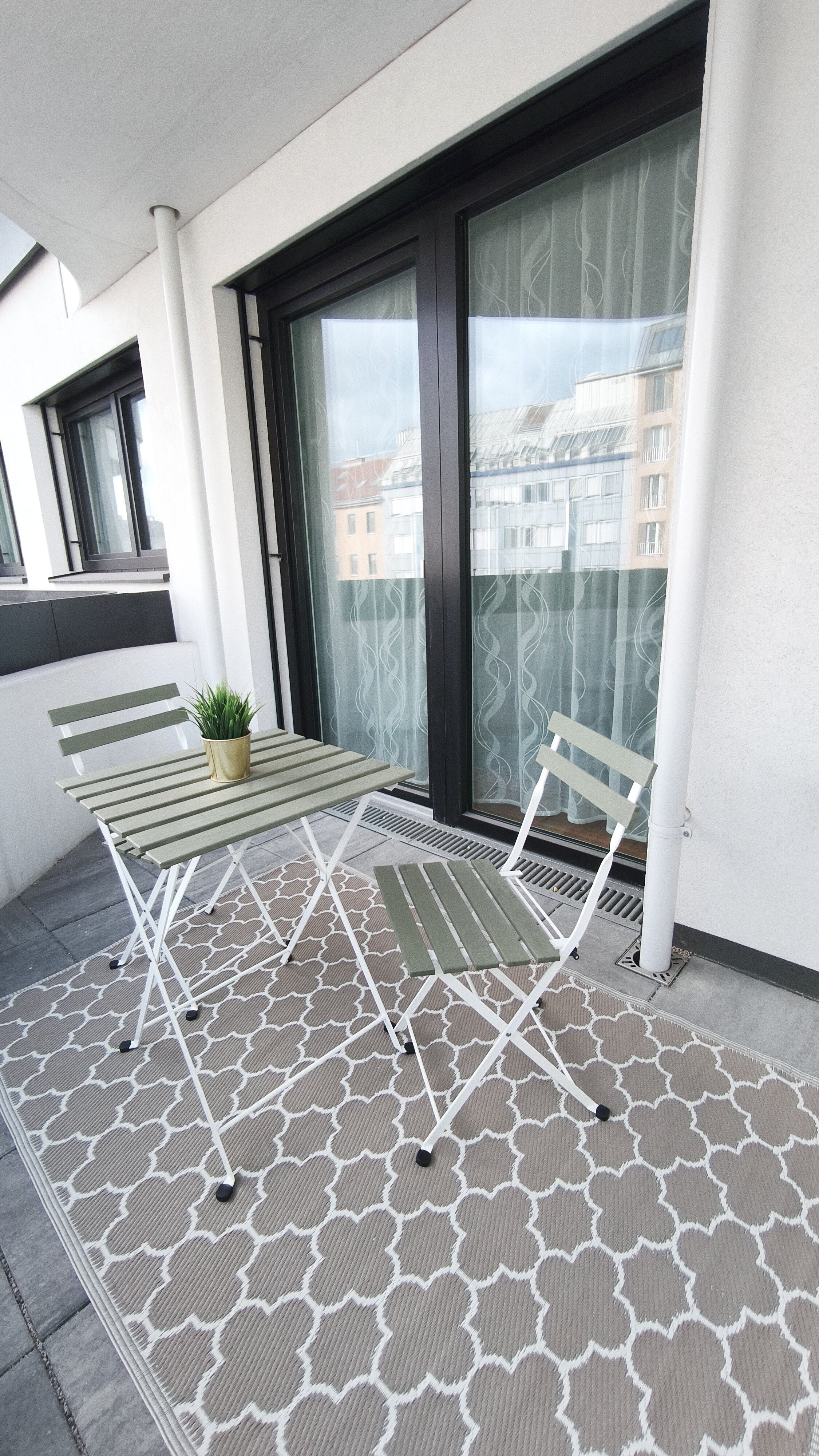 Gemütlicher Balkon mit Sitzgelegenheit – ideal für entspannte Stunden im Freien. | © Greta Stoyanova