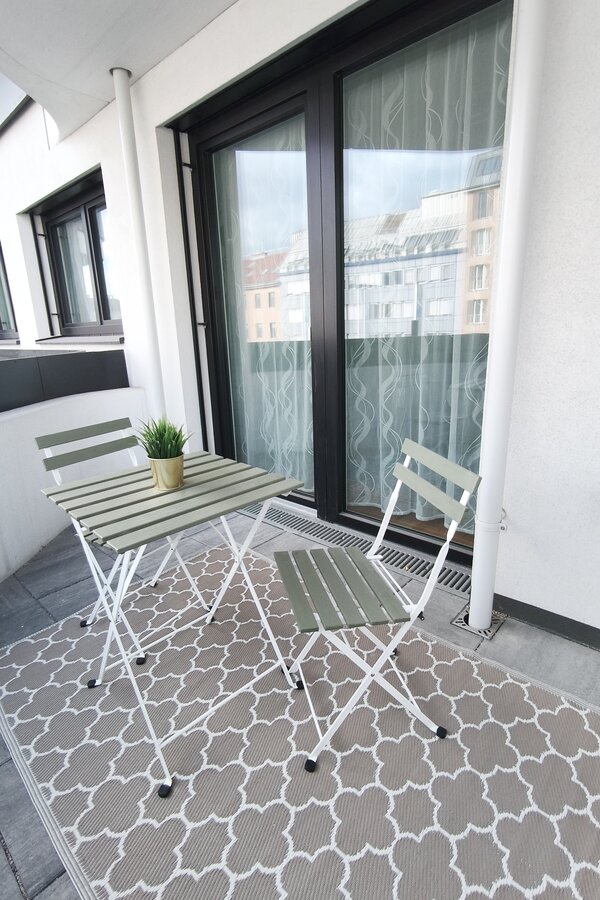 Gemütlicher Balkon mit Sitzgelegenheit – ideal für entspannte Stunden im Freien. | © Greta Stoyanova